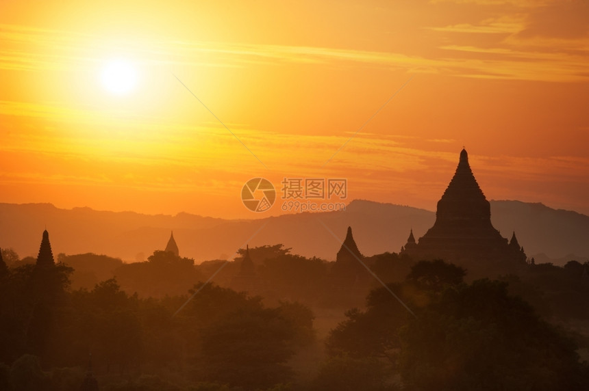 天空晚上地点缅甸巴甘王国Bagan古老佛教寺庙的惊人日落颜色和轮廓以及缅甸旅游地貌和目的图片