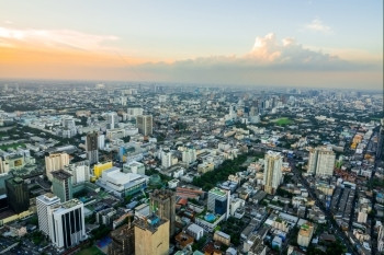 办公室视窗曼谷市风景泰国曼谷阳光日高楼商业区泰国曼谷BusinessDistrict城市的图片