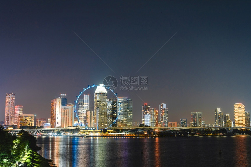 都会新加坡海滨沙滩周围商业建筑的风景新加坡天际夜间观视黄昏时分Marina湾的商业海区酒店神话图片