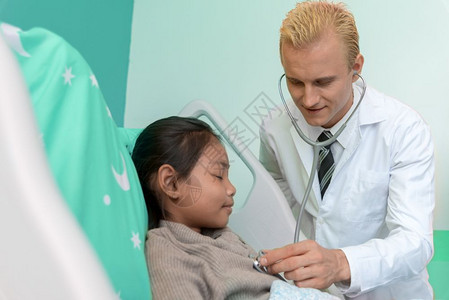 医生在给小女孩看病图片