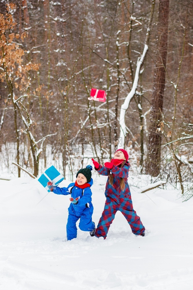 圣诞节在雪地里玩耍的孩子们图片