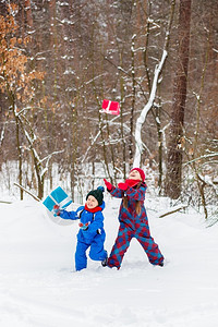 圣诞节在雪地里玩耍的孩子们图片