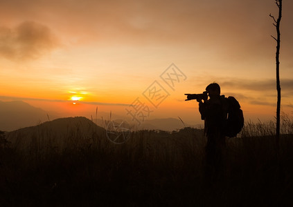 轮廓摄影师土地拍日落时风景照片的摄影记者周光片图片