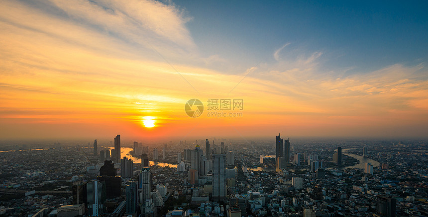 建造曼谷市摩天大楼和蓝空的中景象日落背以及国王宝座MahaNakhon的观点日出力量图片