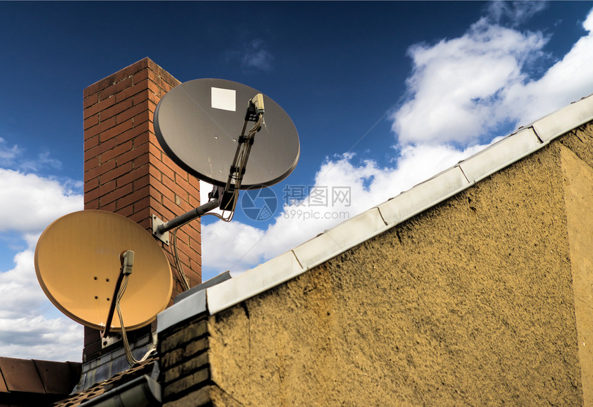 程序抛物线金属两台卫星天盘在德国一栋房屋的顶上一个红砖烟囱前图片
