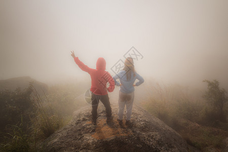 快乐的远足夫妇来到山顶上阳光成就游客运动高清图片素材