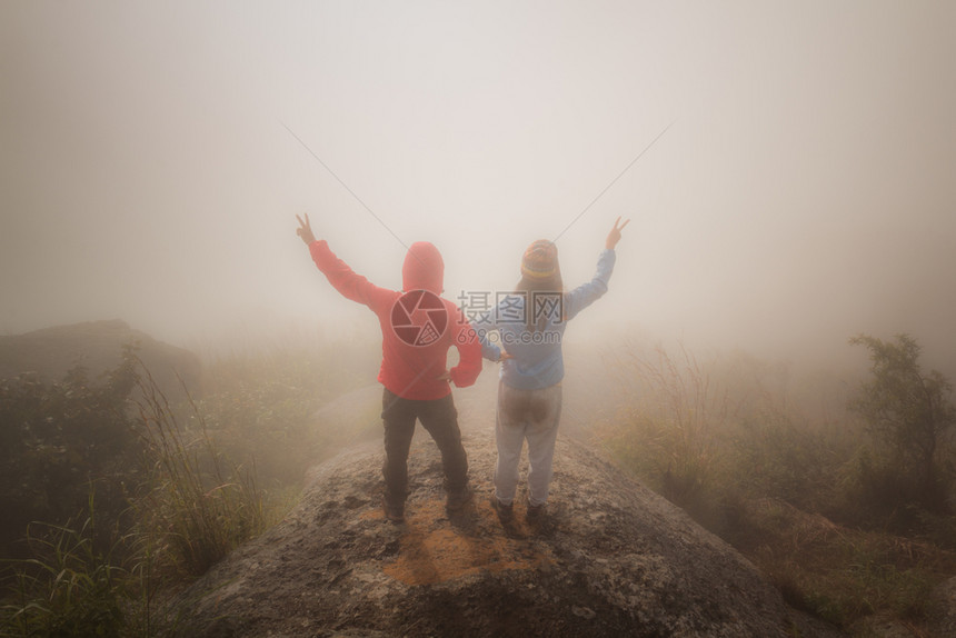 旅行闲暇快乐的远足夫妇来到山顶上男图片