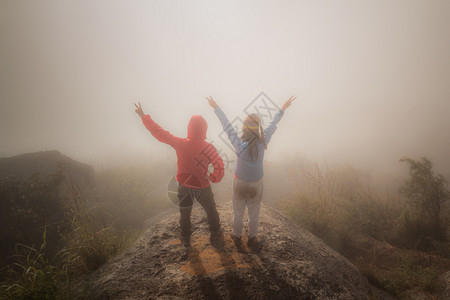 景观多雾路段自然快乐的远足夫妇来到山顶上阳光高清图片素材