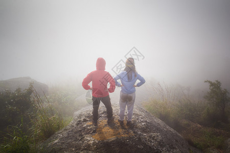天空自然积极的快乐远足夫妇来到山顶上夏天高清图片素材