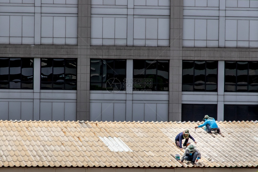 检查看泰国曼谷20年6月13日三家修理被破坏的工厂屋顶上瓷砖的杂工保护图片