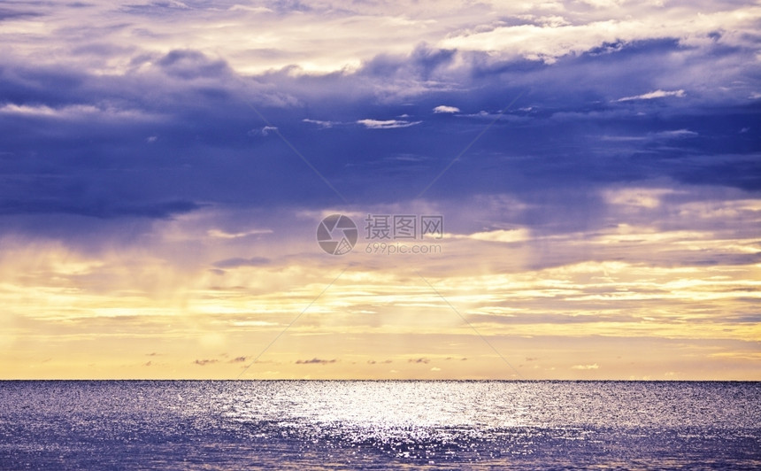 日出魔法暴风雨宁静的海面上美丽日落图片