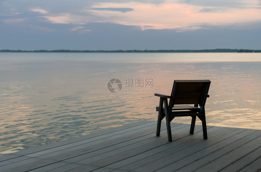 在日落的天线上俯视宁静的湖边反射水自然图片