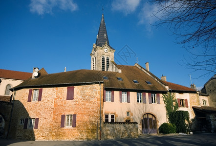 钟楼在法国一个小村落的房子和教堂风景优美结石图片