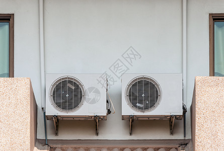 外部的空气发动机房屋墙上的双对式调节器图片