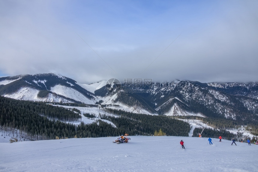 冬日滑雪者图片