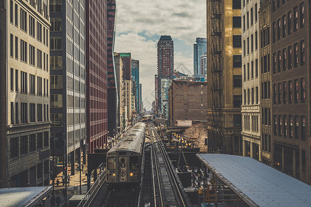交通运输桥美国伊利诺州芝加哥环线大楼之间铁路轨道上方的迹正在运行公路轨迹位于美国伊利诺州芝加哥环线背景图片