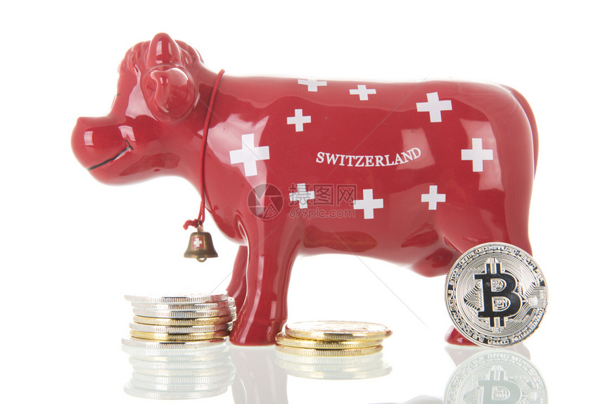 瑞士典型红牛猪银行因为用比特硬币存钱金属虚拟的叉图片