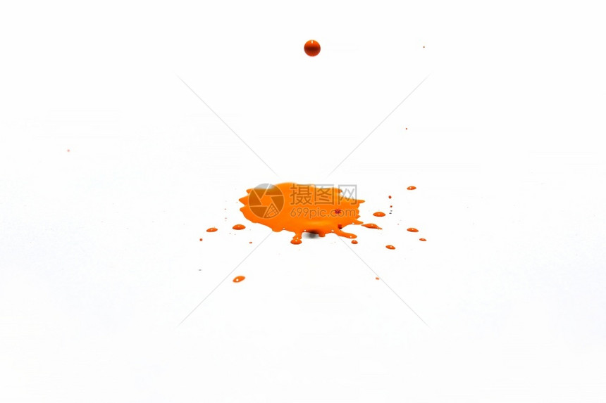 微距摄影橙色水滴喷洒在白背景上单身的白色图片