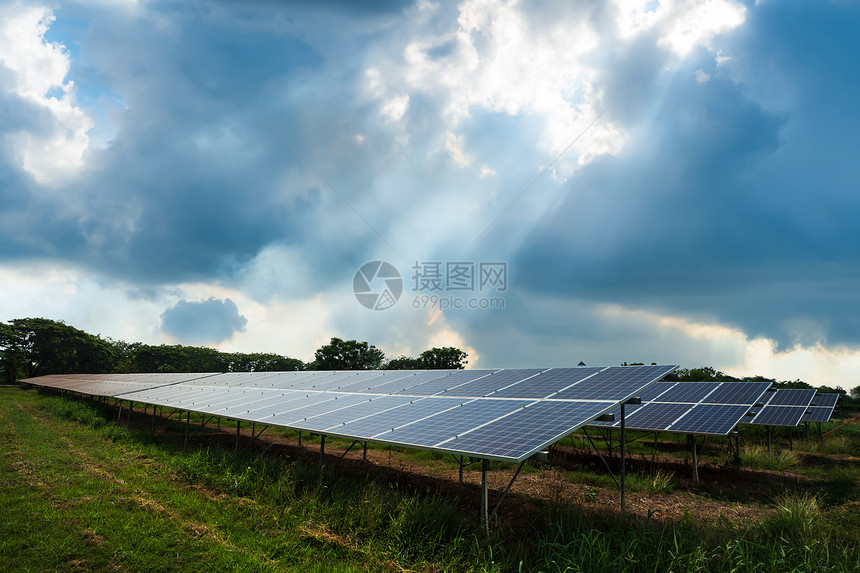 生态现代的环境Puffyfluffy白云蓝天日光背景清洁替代电力能源概念的太阳电站光伏组件图片