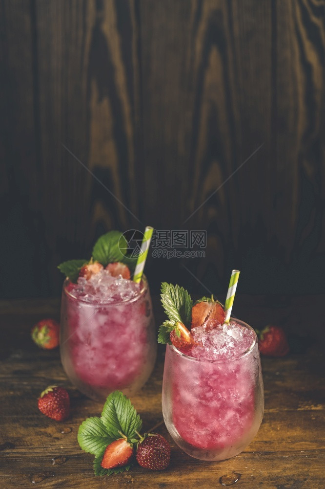 液体两杯草莓冰一果汁加成熟的白莓在木绿松石桌上酒精无的夏季新鲜饮料表面水果白色的图片