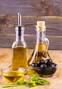 维尔京橄榄油和健康油杯旧木制桌上有面纱的橄榄油杯西班牙语欧洲的透明图片