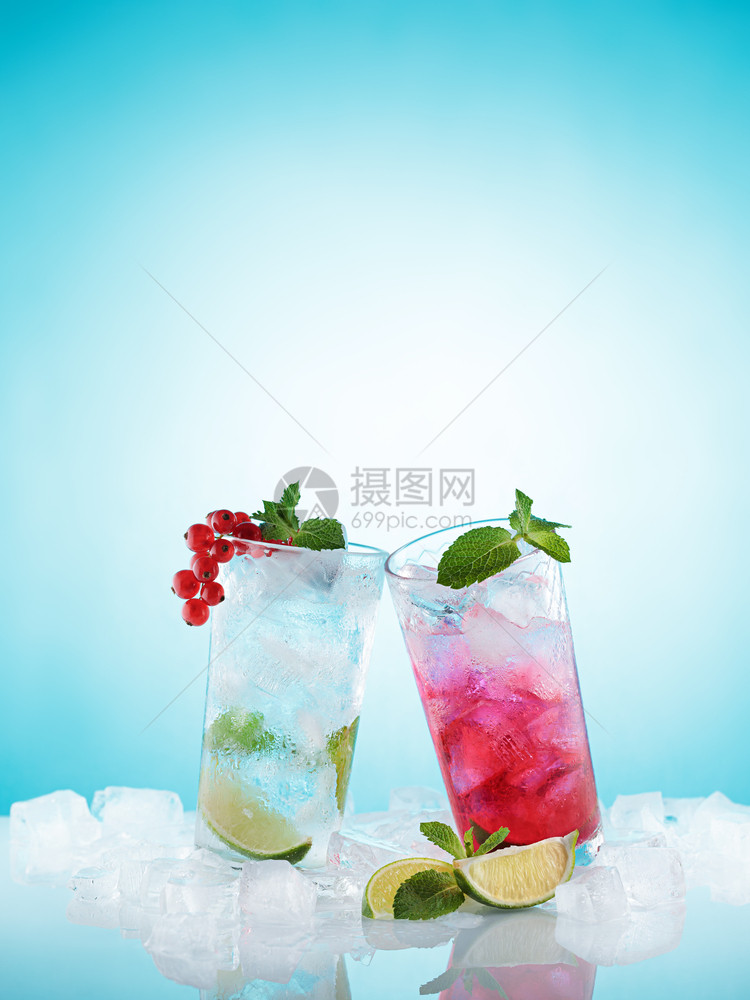 清爽带冰立方体的自制柠檬水在淡蓝色背景清冷夏季饮料复制空间上刷新酸橙浆果图片