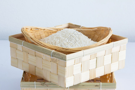 维生素原B5在篮子编织田地浅深度以原稻为中心在篮子编织中以未煮米为主木头纤维晚餐背景
