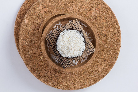 叶子健康自然在篮编织田地浅深度以原稻为中心在篮子编织中以未煮米为主背景图片