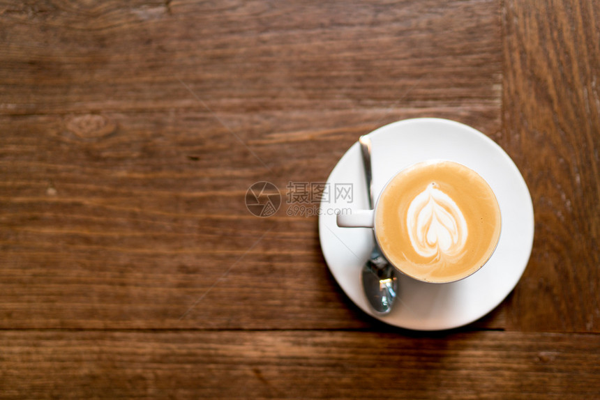 棕色的杯子用于添加文字的空间模拟顶视图拿铁艺术咖啡木制背景心脏型仁形拿铁艺术咖啡最佳图片