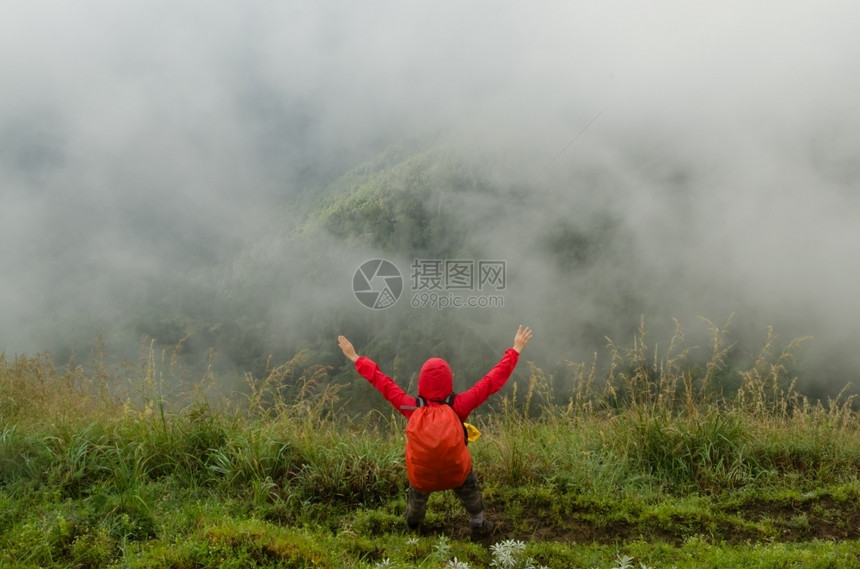 日出在山顶上的人爬坡道宁静图片