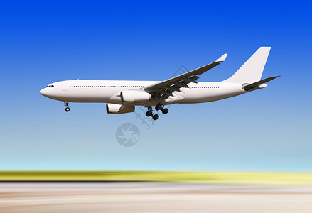 旅游喷射货物大型客机正在降落到场跑道上图片