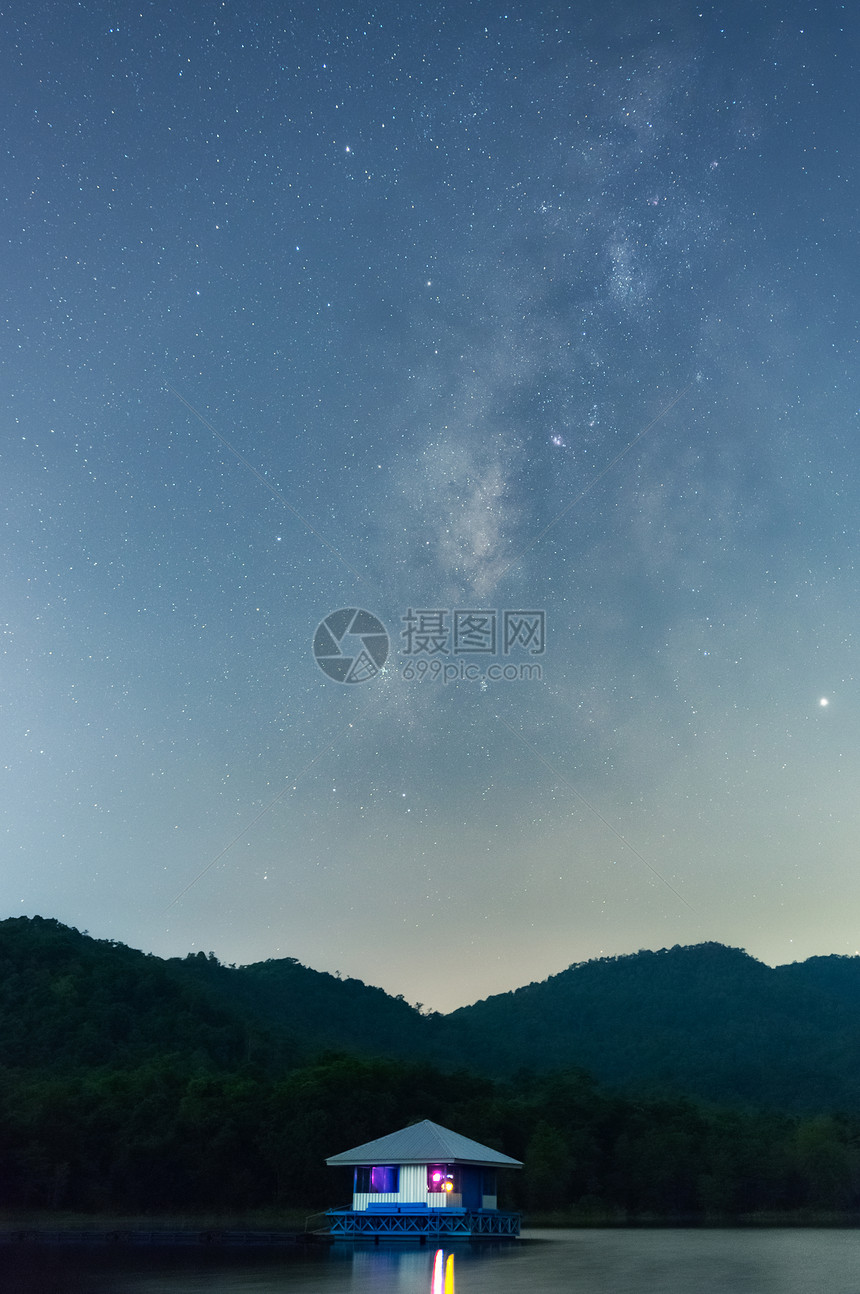 高的夜中怀王宝藏星空与反射美丽的银河系恒星和太空尘以长速度于银河系的梦境中星座图片
