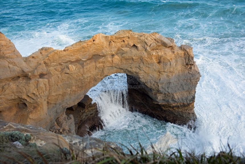 海岸水澳大利亚维多州坎贝尔港公园大洋路石灰岩拱层的形成图片