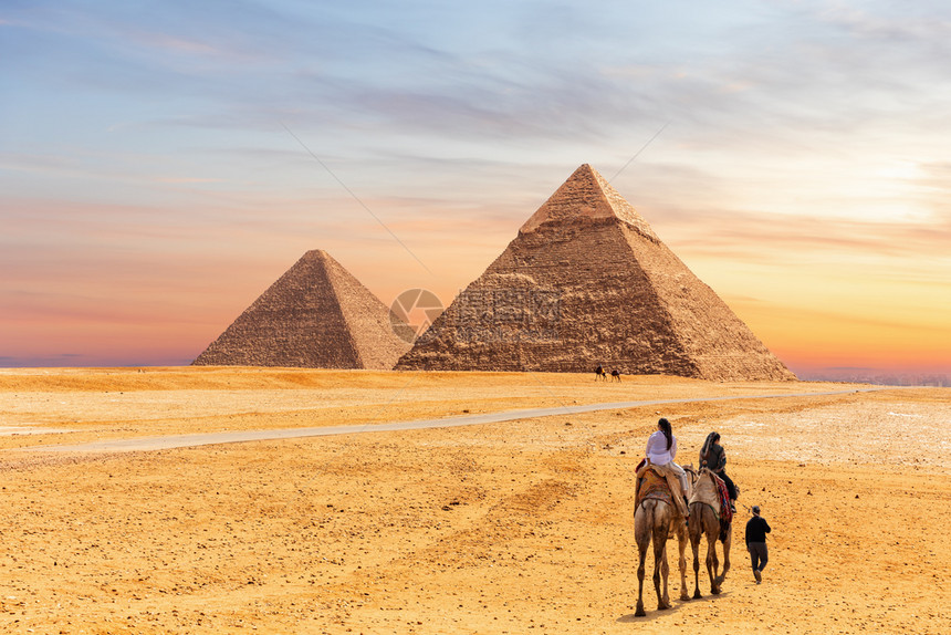 观光埃及吉萨金字塔和埃及吉扎的骆驼金字塔上游客以及骆驼上的游客旅行户外图片