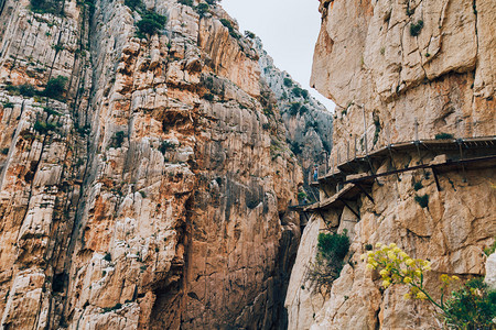 在西班牙南部的岩山和石跑道之间走着木环行道爬眩晕荒野图片
