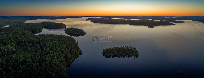 苏亚尔维湖的空中全景日出时被俄罗斯卡雷利亚森林环绕卡累利阿景观支撑图片