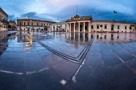 代客不老泉和圣乔治广场马耳他瓦莱塔雷雨清晨镇欧洲的图片