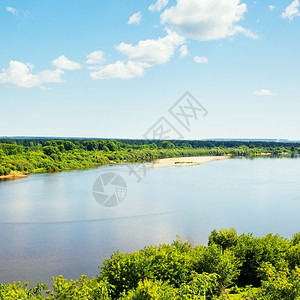 荒野景观夏日蓝天下色空平静的河流绿色图片