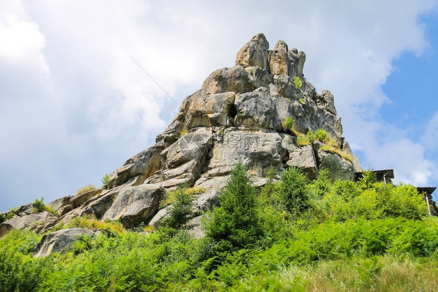 旅游古老的山区历史和文化保留地的堡垒利沃夫图片