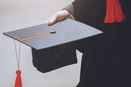 庆典白色的砂浆毕业学生成绩文凭证书获得图片