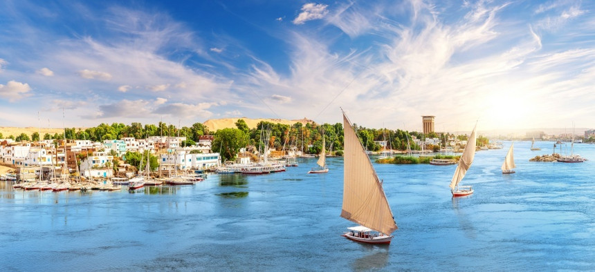 埃及的阿斯旺市尼罗河美丽的景色和Felucca船水夏天旅游图片