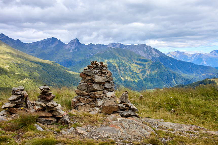 顶峰爬坡道从奥地利阿尔卑斯山高路的Grossglockner高山公路旅行图片