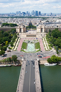 吸引力风景优美建筑物法国巴黎Chaillot宫从埃菲尔铁塔中俘获图片