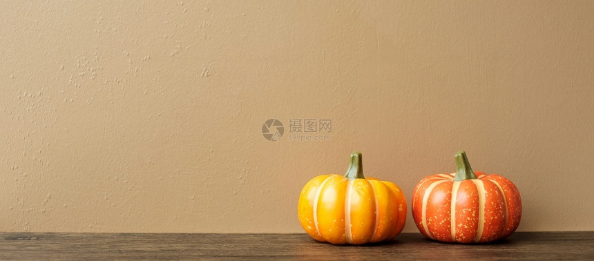 销售桌上的橙色南瓜带有横幅背景的复制空间万圣节快乐十月你好秋季节日派对和假概念购物喜庆的图片