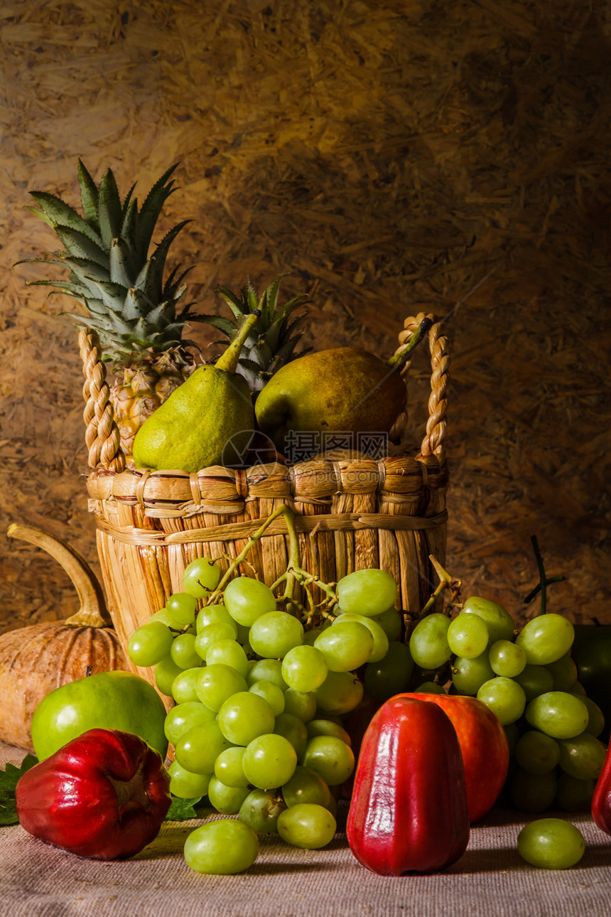 营养绿色将水果放在由天然材料制成的篮子里死生果实素食主义者图片
