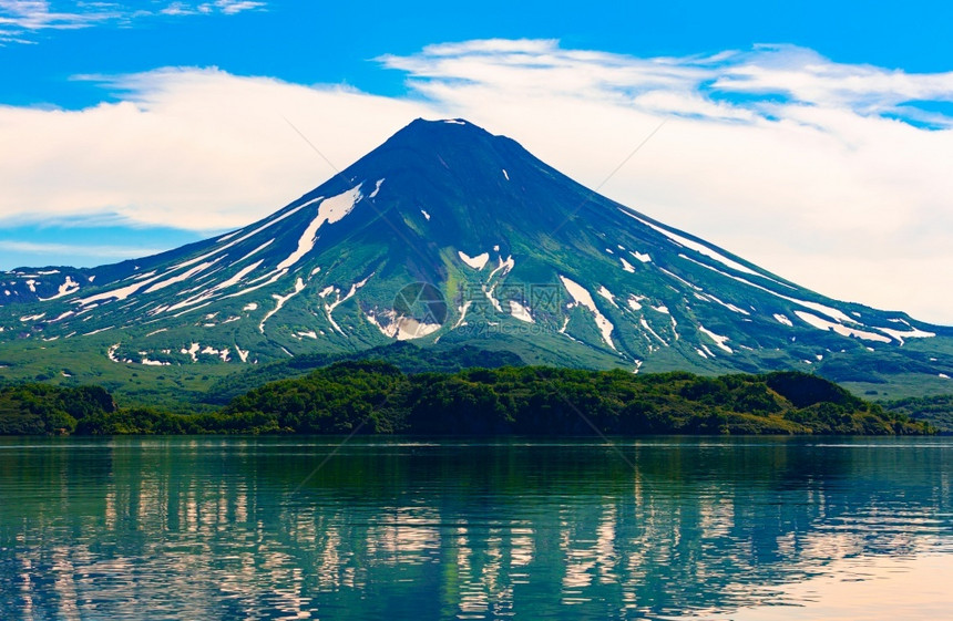 爬坡道户外在俄罗斯南堪察特卡圣堂的库里勒湖水中伊林斯基火山在俄罗南堪察特卡部的图景夏季反射半岛图片