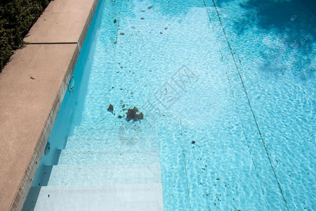 游泳池下砖块肮脏游泳池需要用小楼梯来清理干净的紧身泳池肮脏游需要清洗干净的近身泳池乱粘物建造背景