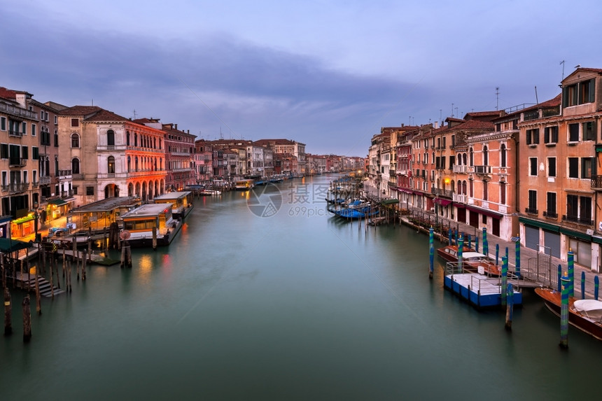 意大利语运河和威尼斯天线的景象位于意大利威尼斯早上在里亚尔托大桥镇暮图片