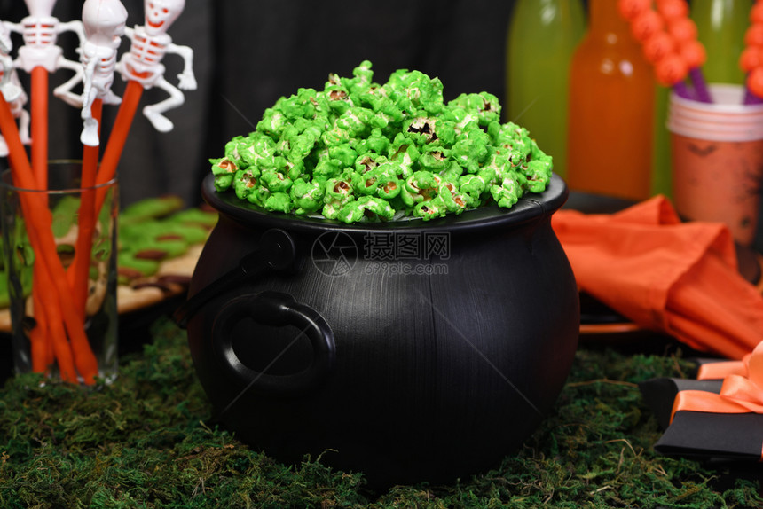 毒有创造力的Cauldron绿色甜爆米花供食人和万圣节吃鼻屎图片