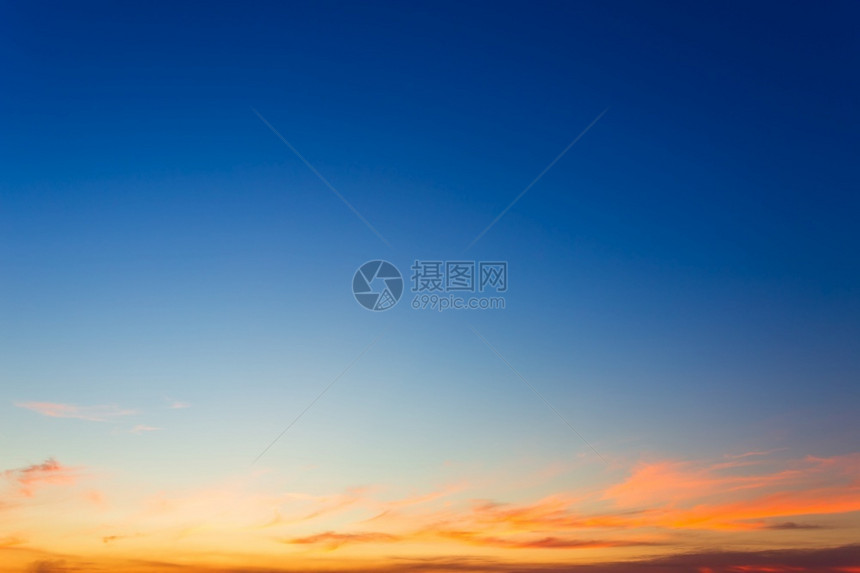 乡村或海滩多彩云的日落天空蓝色亮明的黄昏天空气背景草地天际线抽象的图片